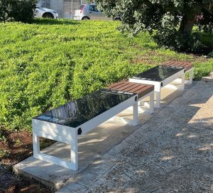 panchina eco smart bench intelligente seduta in plastica riciclata smart bench hap digital con pannello solare fotovoltaico porte usb ostuni