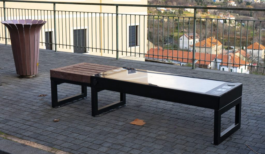 panchina eco smart bench intelligente seduta in plastica riciclata smart bench hap digital con pannello solare fotovoltaico porte usb