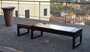 panchina eco smart bench intelligente seduta in plastica riciclata smart bench hap digital con pannello solare fotovoltaico porte usb