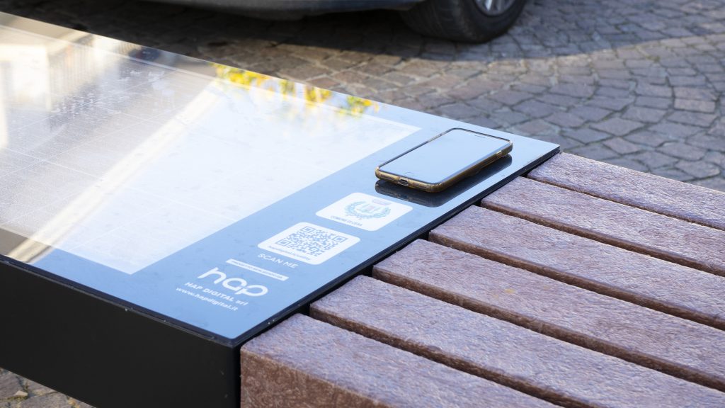 panchina eco smart bench intelligente seduta in plastica riciclata smart bench hap digital con pannello solare fotovoltaico porte usb cesa parcheggio bici monopattini