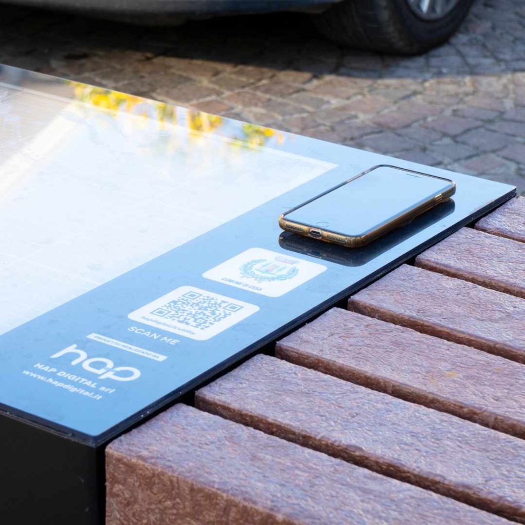 panchina smart bench intelligente seduta in plastica riciclata smart bench hap digital con pannello solare fotovoltaico porte usb wireless