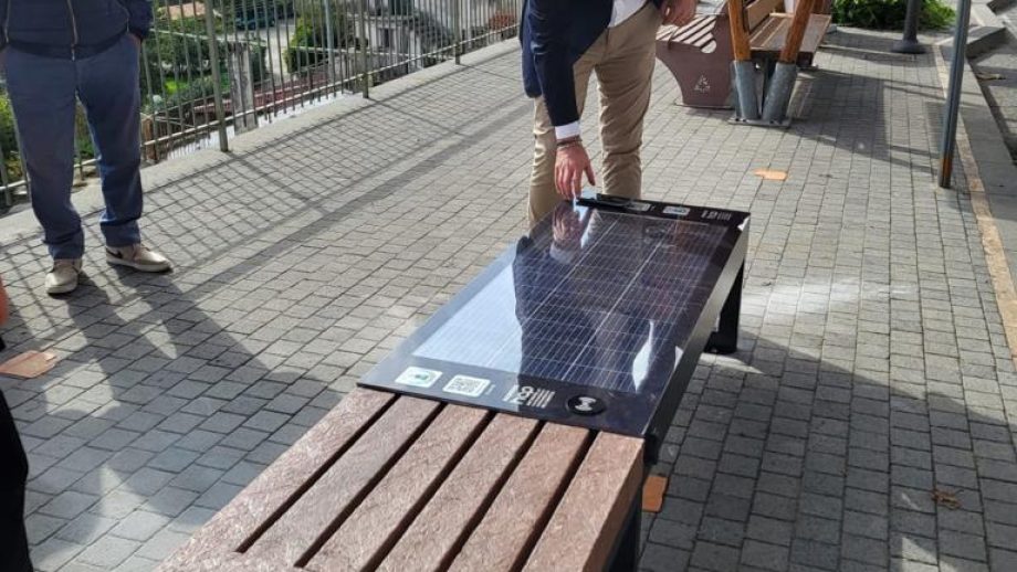 panchina eco smart bench intelligente seduta in plastica riciclata smart bench hap digital con pannello solare fotovoltaico porte usb agerola