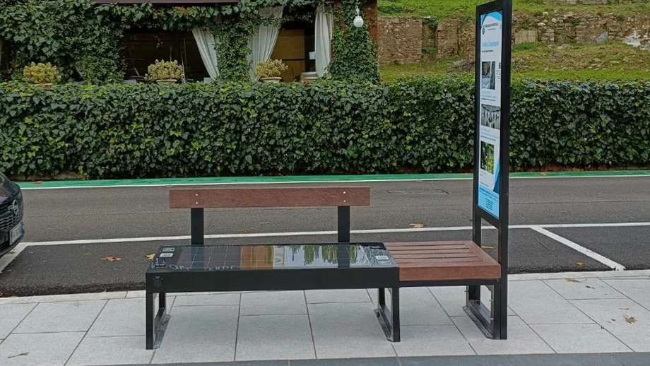 panchina eco smart bench intelligente seduta in plastica riciclata smart bench hap digital con pannello solare fotovoltaico porte usb spazio informativo pubblicità marketing adv